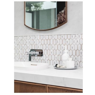 Vanité de salle de bain en marbre glacé poli avec plafond de pierre sintrée Blanco Carrara