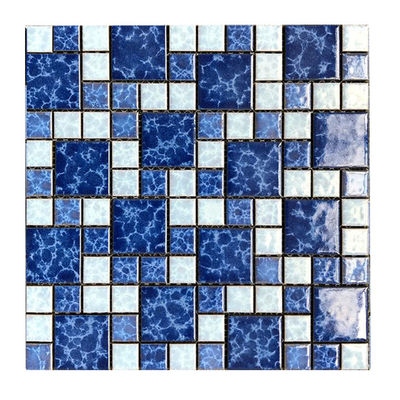 Des carreaux de verre bleu pour piscine mosaïque