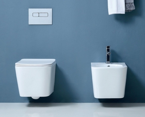 Une pièce d'hôtel sanitaire en ustensiles muraux toilettes suspendues avec couverture de siège lentement P-trap drainage